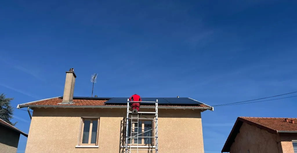 Maison à Riorges : panneaux photovoltaïques posés sur la toiture